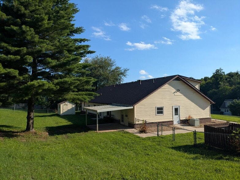 More Photos Of 3110 S Lakeside Ave, Springfield Dormitory For Sale