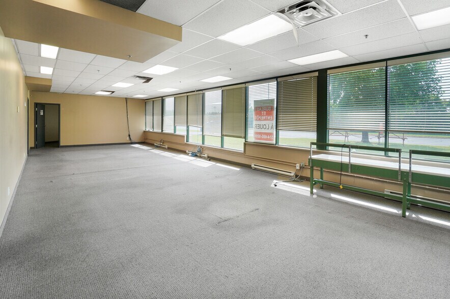 More Photos Of 115-117 Boul Brunswick, Pointe-claire Warehouse For Lease