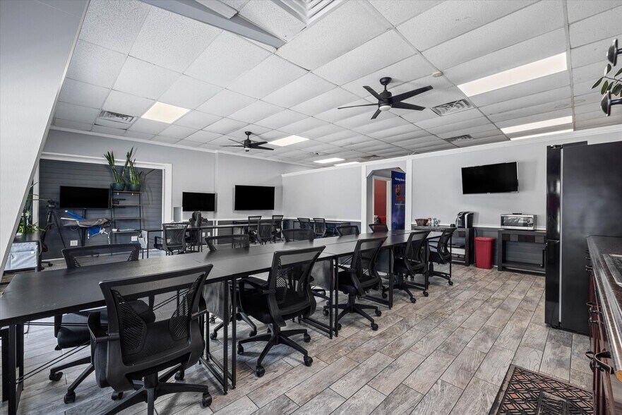 More Photos Of 902 51st St, Galveston Light Manufacturing For Sale