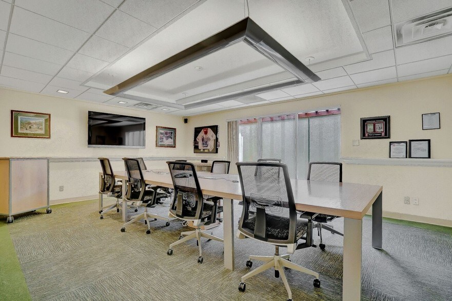 More Photos Of 240 E Sunset Rd, El Paso Office For Lease