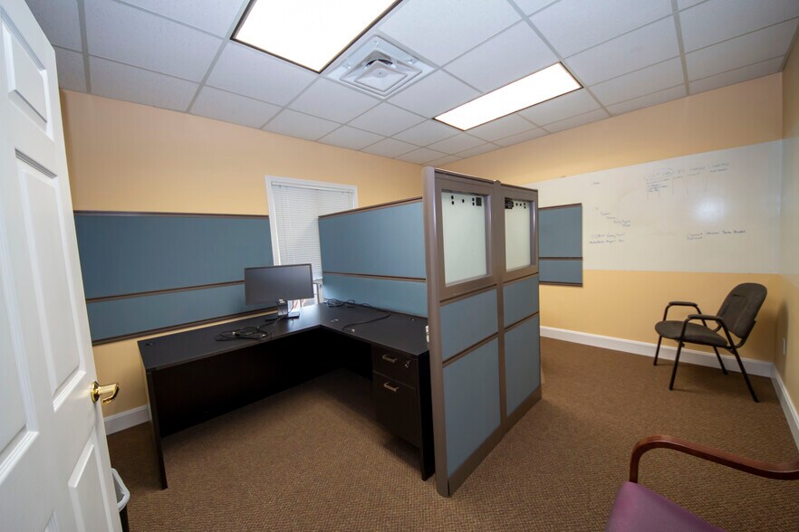 More Photos Of 303 Middletown Pky, Louisville Office For Lease