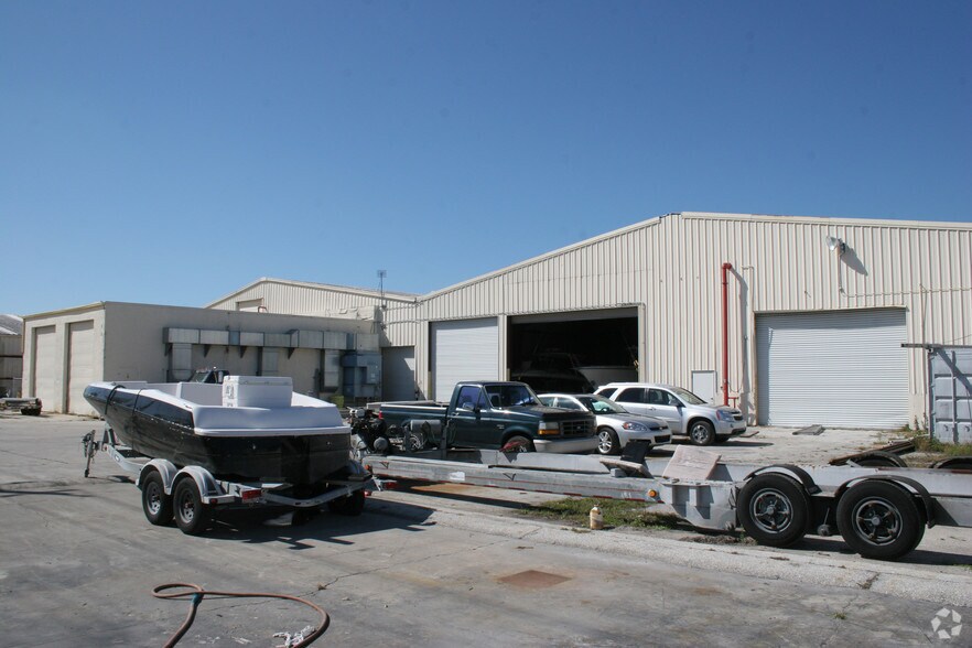 More Photos Of 7176 15th St E, Sarasota Warehouse For Lease