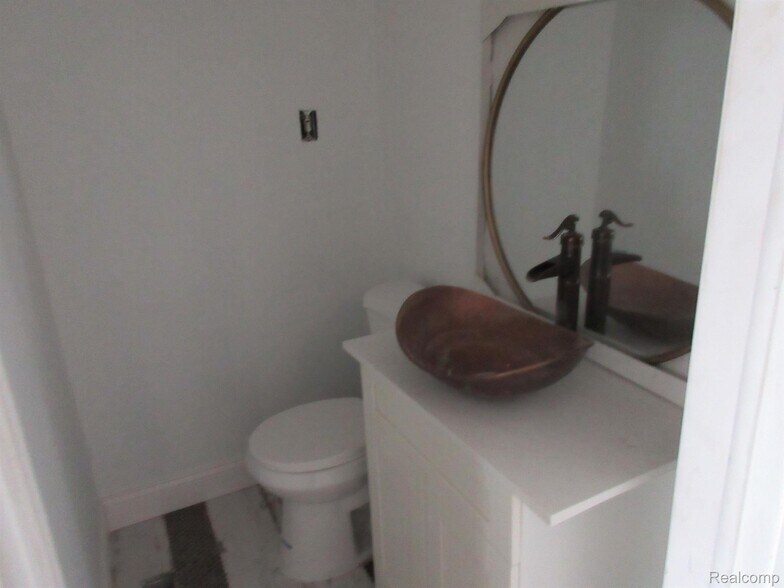 More Photos Of 19150 Kelly Rd, Detroit Office For Sale