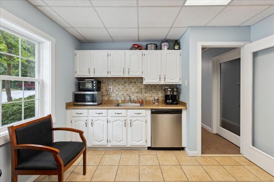 More Photos Of 10 Mystic Ln, Malvern Loft Creative Space For Sale