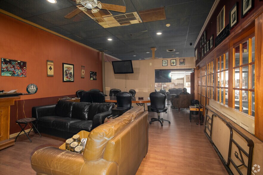 More Photos Of 252 Bethlehem Pike, Colmar Showroom For Lease