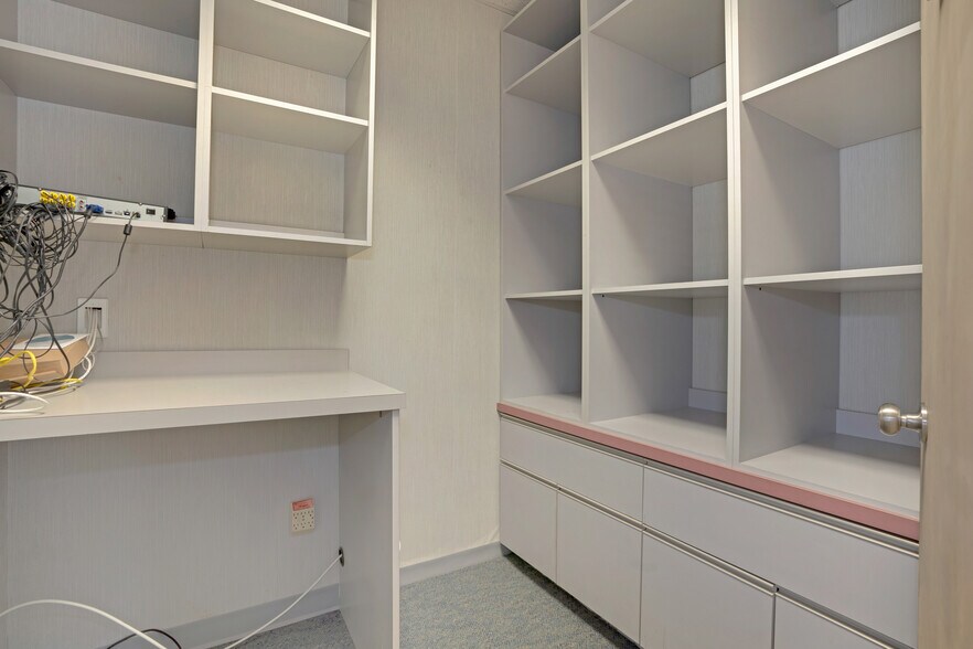 More Photos Of 1656 Oak Tree Rd, Edison Medical For Lease