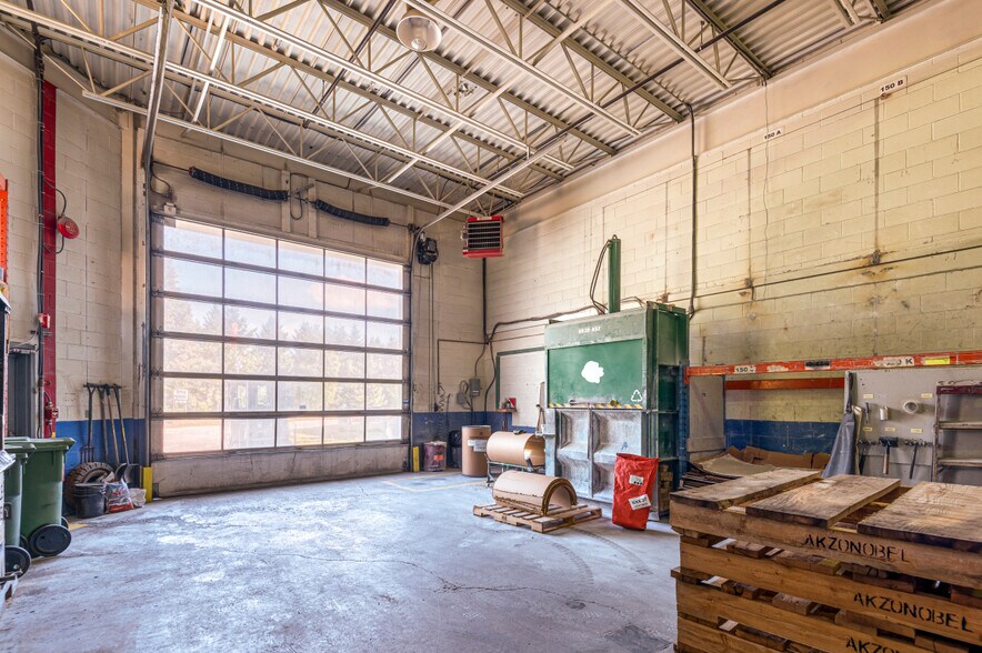 More Photos Of 274 Rue Saint-Louis, Warwick Manufacturing For Sale