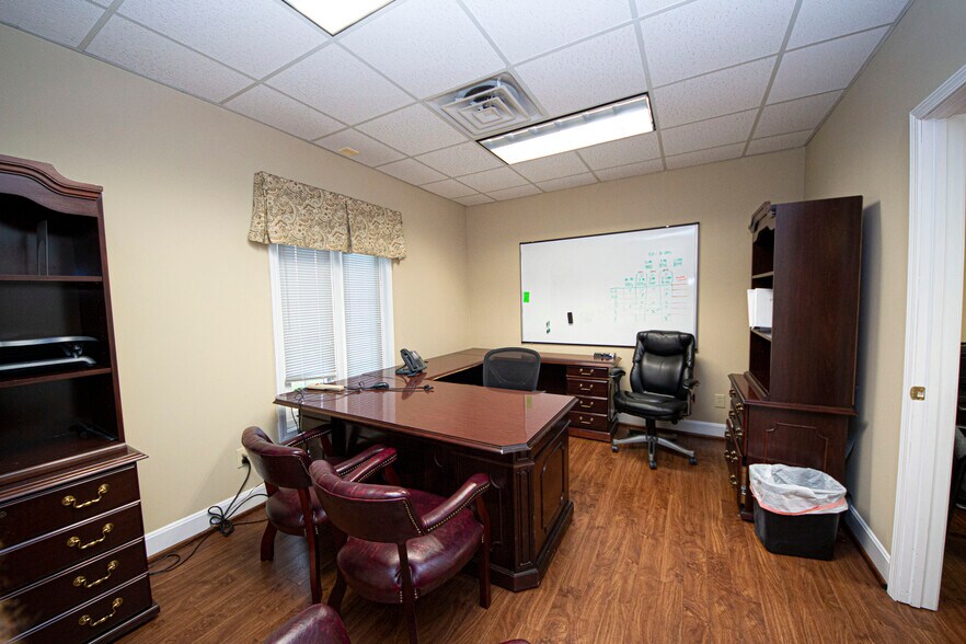 More Photos Of 303 Middletown Pky, Louisville Office For Lease