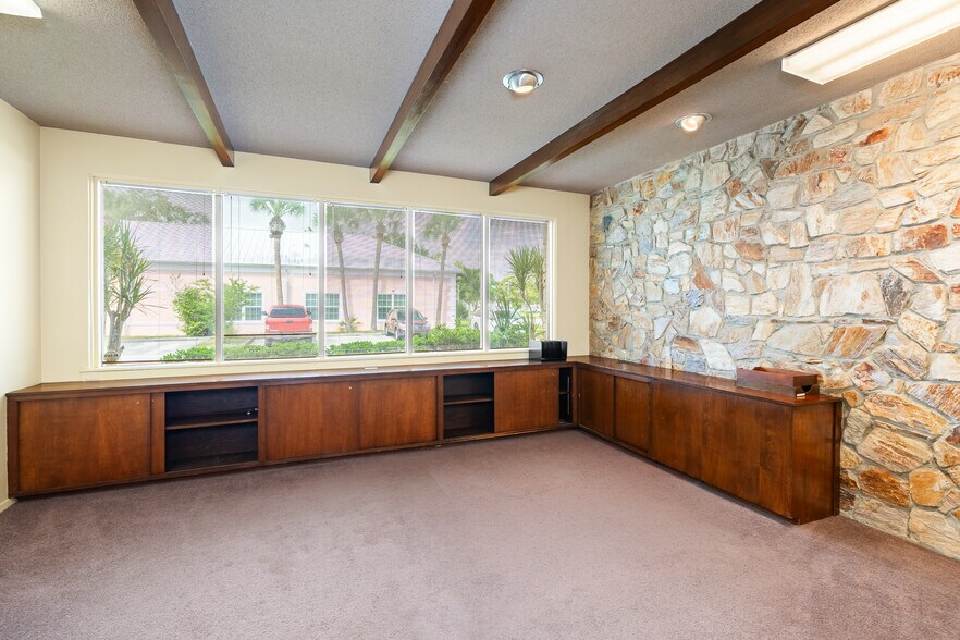 More Photos Of 2165 15th Ave, Vero Beach Office For Lease