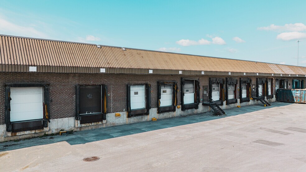 More Photos Of 1616-1620 Sud Laval (A-440) Desste E, Laval Distribution For Lease