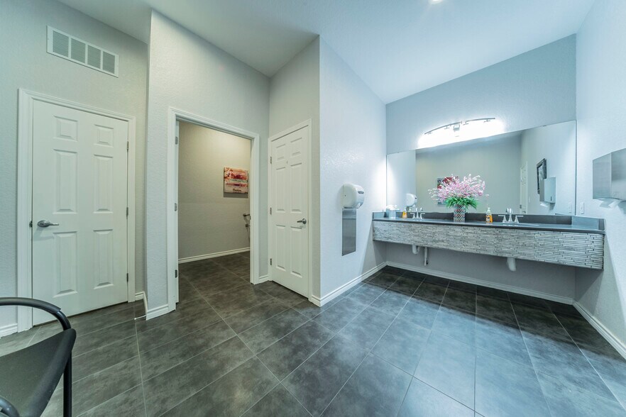 More Photos Of 1001 Glade Rd, Colleyville Medical For Lease