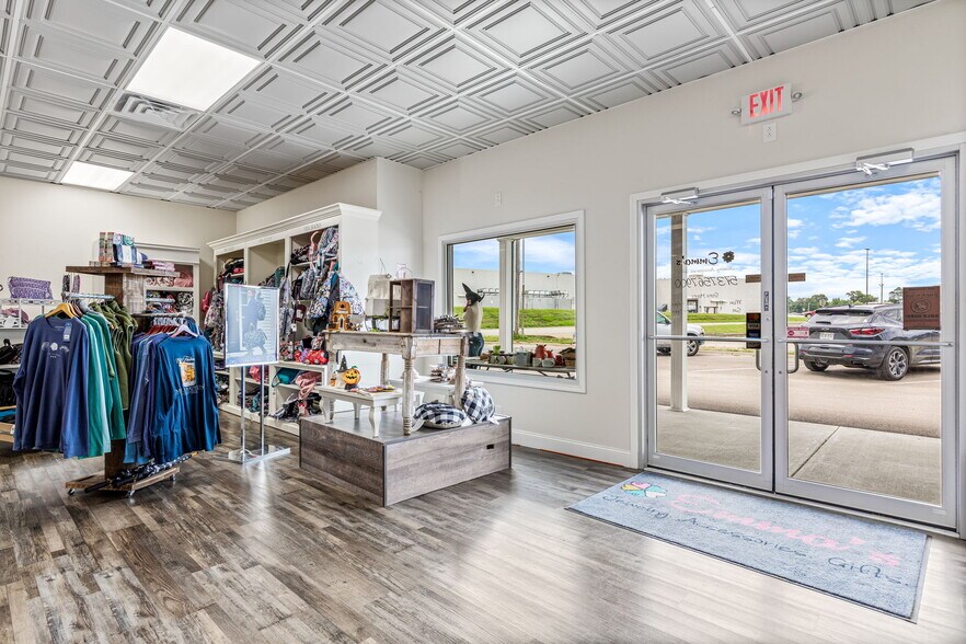 More Photos Of 650 Walton Dr, Farmington Storefront Retail Office For Sale