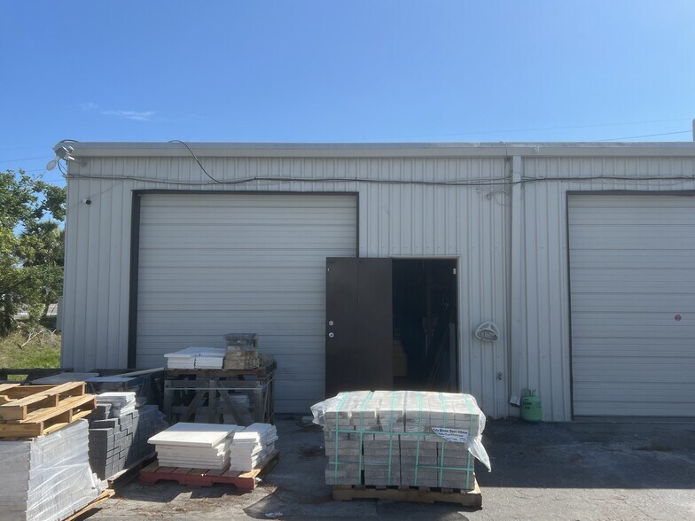 More Photos Of 851-859 US Highway 41 Byp S, Venice Storefront For Lease