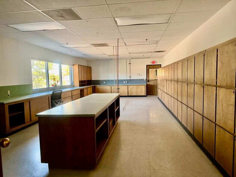 More Photos Of 5 Airpark Vista Blvd, Dayton Manufacturing For Lease