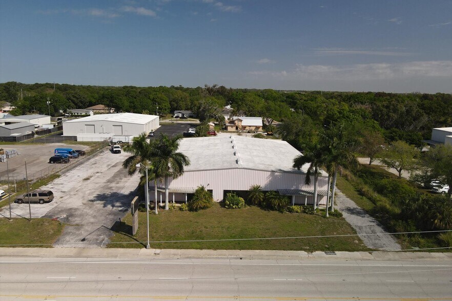 More Photos Of 2451 17th St, Sarasota Showroom For Sale