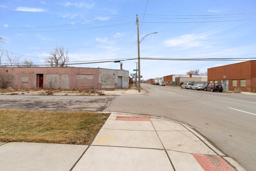 More Photos Of 6870 E Davison St, Hamtramck Industrial For Sale