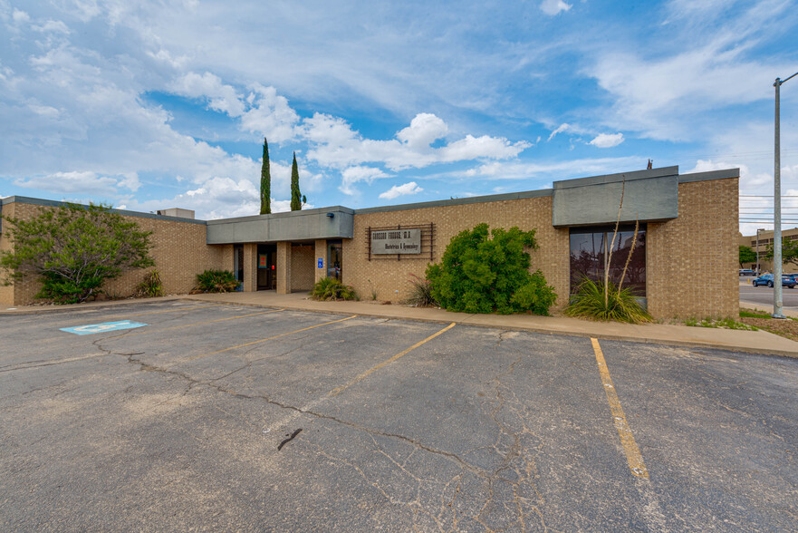 Primary Photo Of 401 E 6th St, Odessa Hospital For Lease