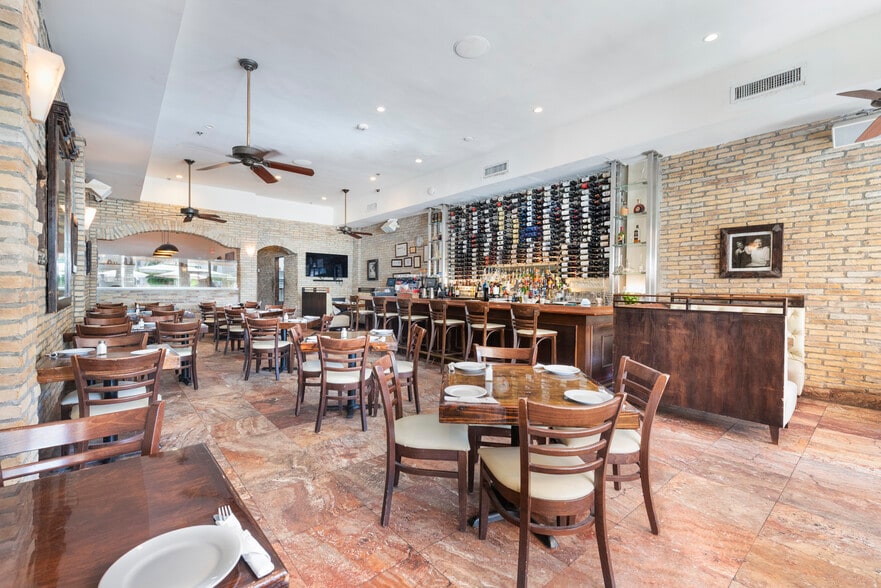 More Photos Of 525-533 Lincoln Rd, Miami Beach, Miami Beach Storefront For Lease