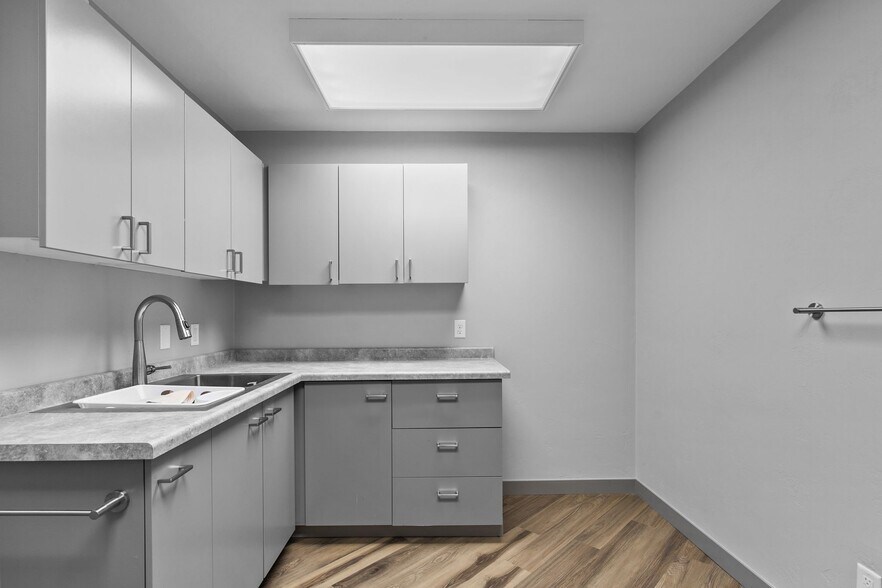 More Photos Of 2009 S Memorial Dr, Appleton Office For Sale