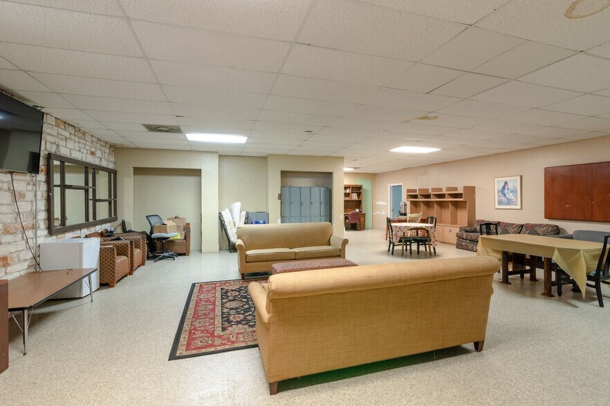 More Photos Of 2101 E Ben White Blvd, Austin Shelter For Sale