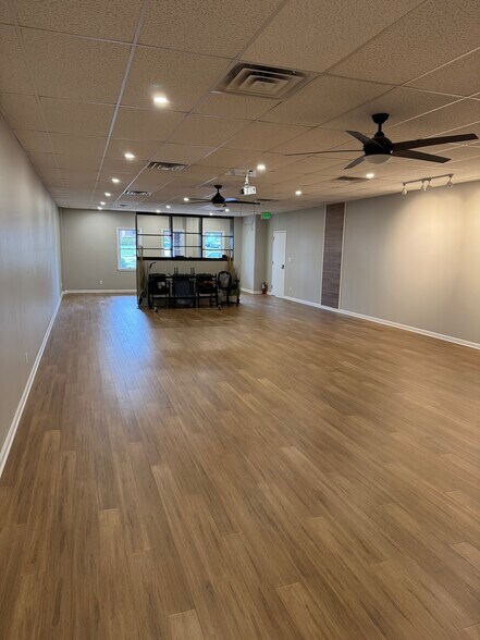 More Photos Of 111-119 E Goldsborough St, Crown Point Storefront For Lease
