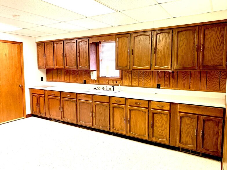 More Photos Of 10405 US Highway 59, Grove Medical For Lease