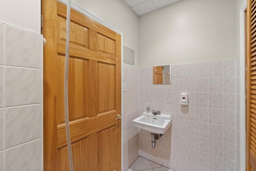 More Photos Of 391 Kennedy Blvd, Bayonne Medical For Sale