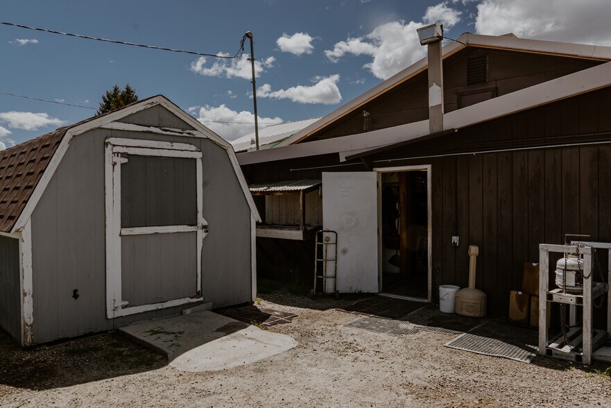 More Photos Of 325 S Main St, Twin Bridges Service Station For Sale