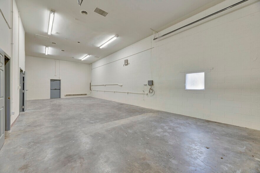 More Photos Of 2213 Ogletown Rd, Newark Warehouse For Lease