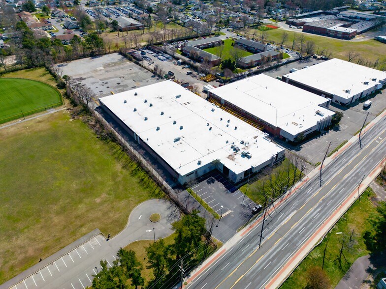 More Photos Of 355 Crooked Hill Rd, Brentwood Manufacturing For Lease