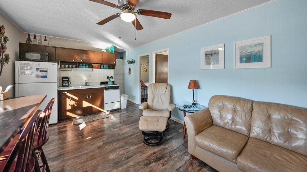 More Photos Of 91 Breeze Dr, Camdenton Hotel For Sale