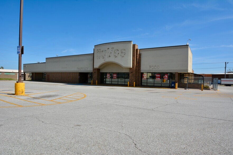 More Photos Of 3019 Rockingham Rd, Davenport Supermarket For Lease
