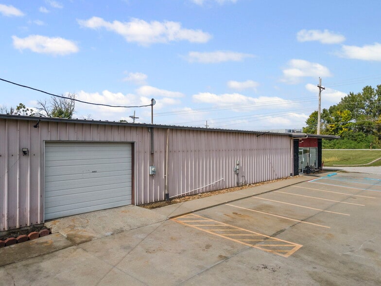 More Photos Of 3160 W Arrow St, Marshall Flex For Sale