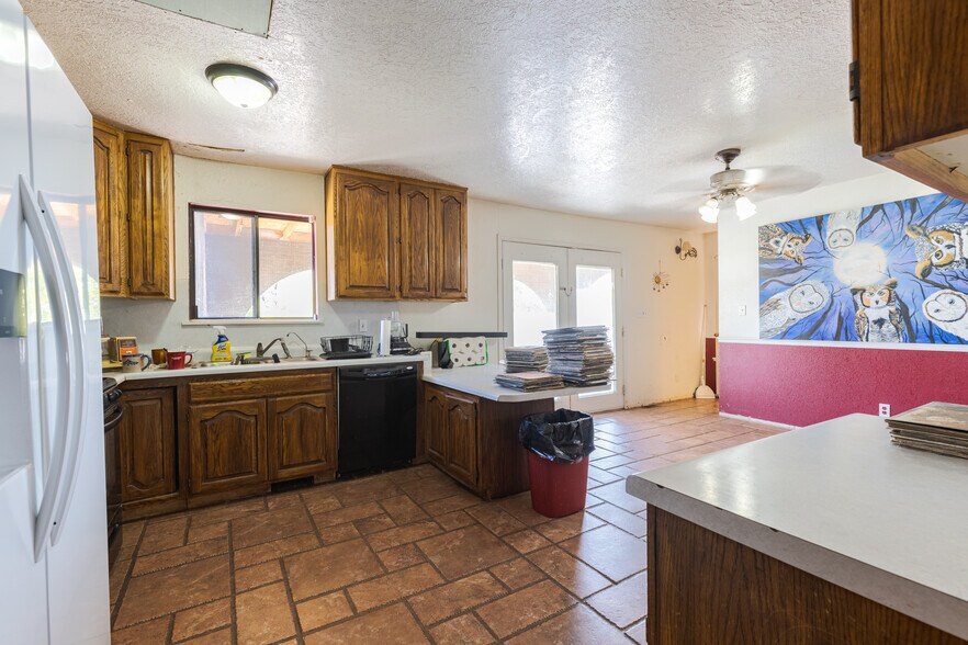 More Photos Of 481 W 100 N, Hurricane Specialty For Sale