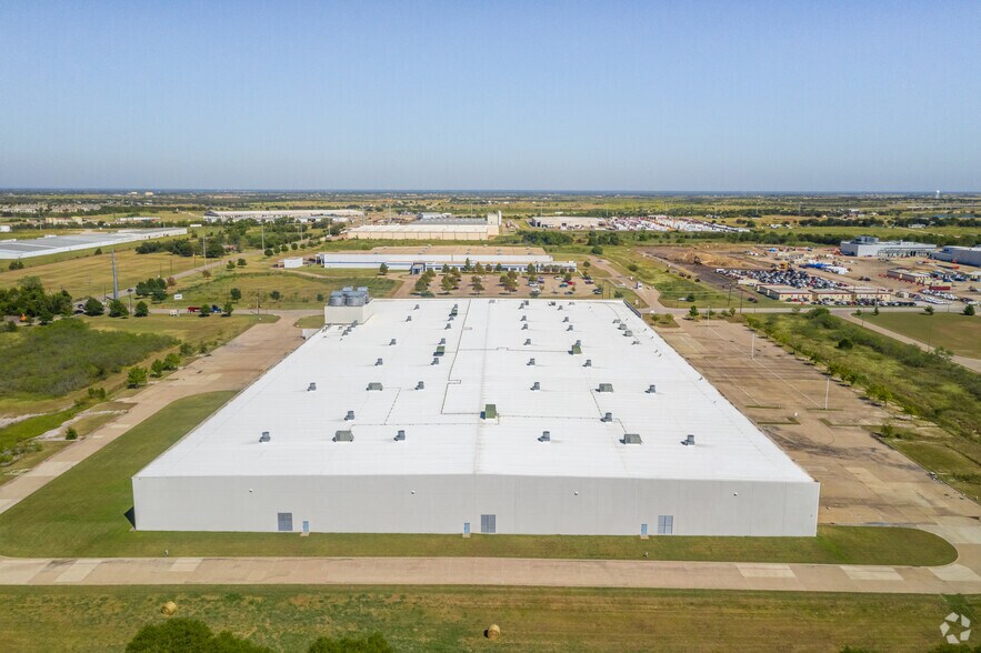 More Photos Of 601 National Dr, Ennis Manufacturing For Sale