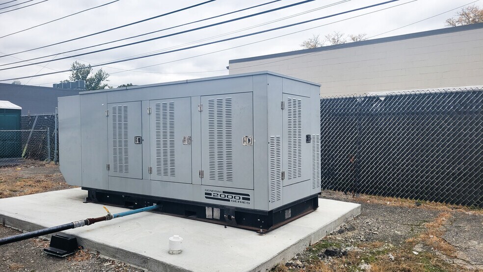 More Photos Of 23295 Blackstone Ave, Warren Manufacturing For Lease