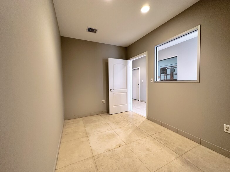 More Photos Of 6315-6331 Skyline Dr, Houston Distribution For Lease