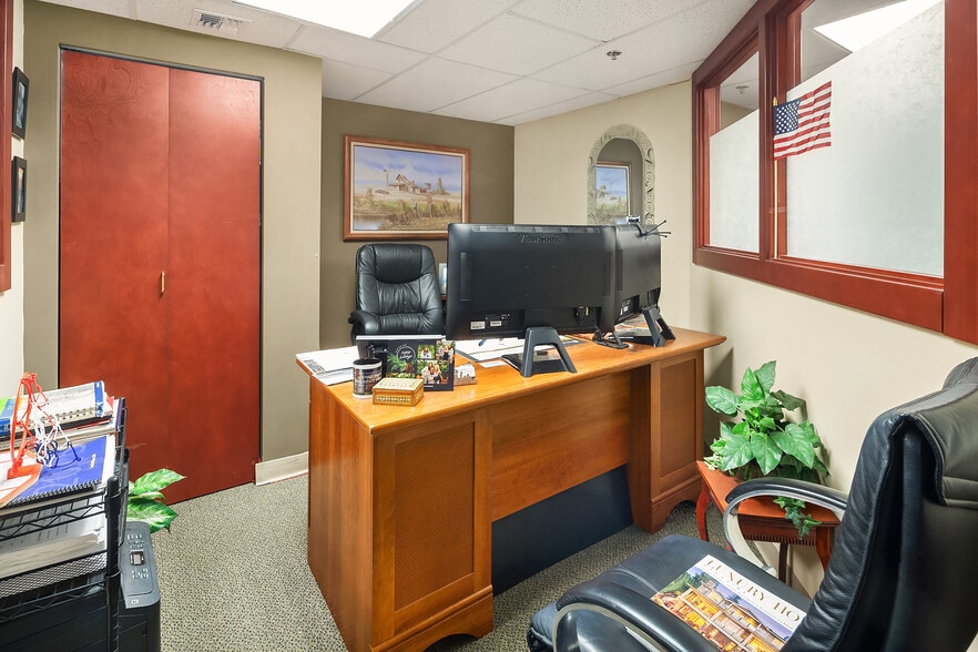 More Photos Of 504 Holly Dr, Edmonds Office For Sale