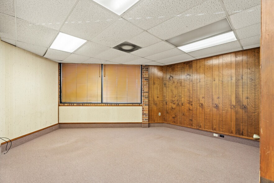 More Photos Of 1212 S Air Depot Blvd, Oklahoma City Office For Sale