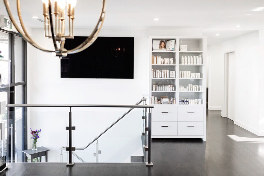 More Photos Of 1533 Dundas St E, Whitby Office For Sale