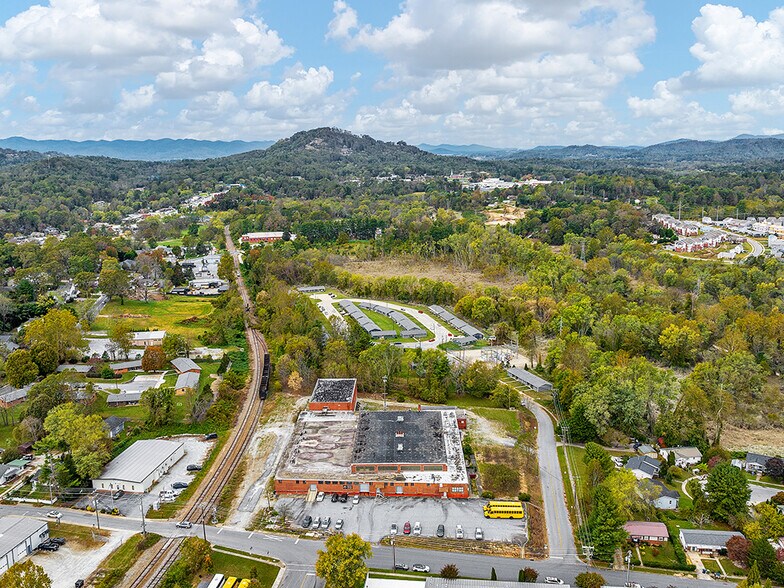 More Photos Of 701 Oriole Dr, Hendersonville Warehouse For Sale