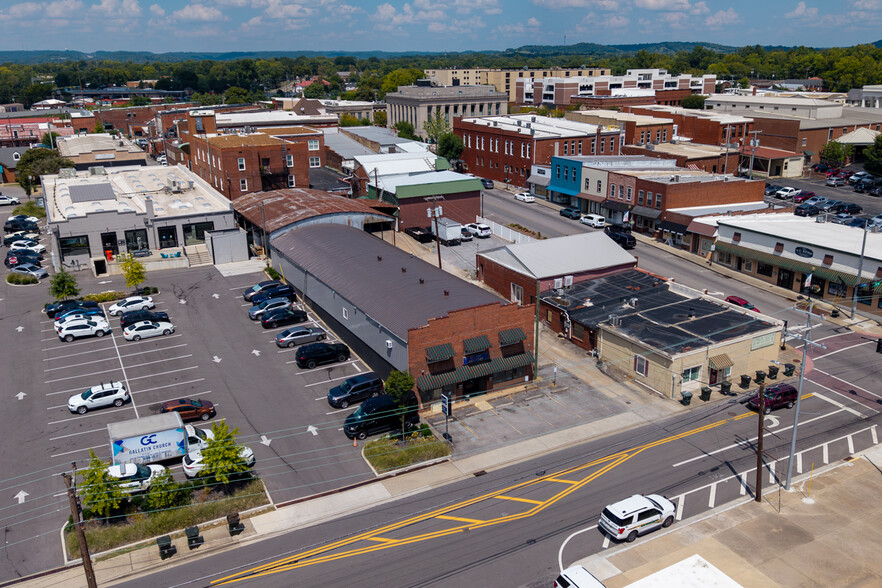 Primary Photo Of 108 W Smith St, Gallatin Showroom For Lease