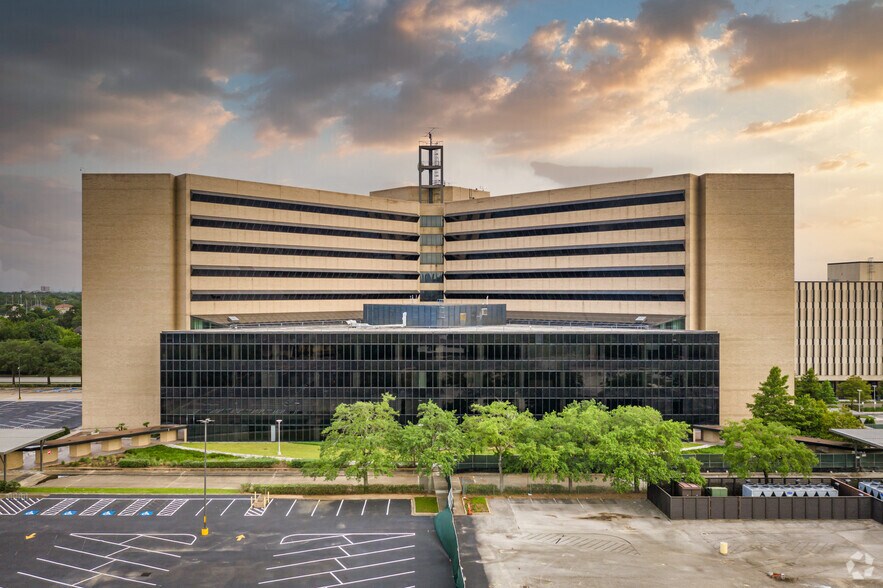 More Photos Of 4800 Fournace Pl, Bellaire Office For Lease