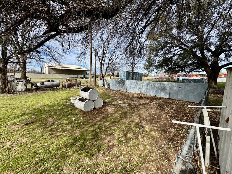 More Photos Of 5920 Walnut Creek Dr, Granbury Veterinarian Kennel For Sale