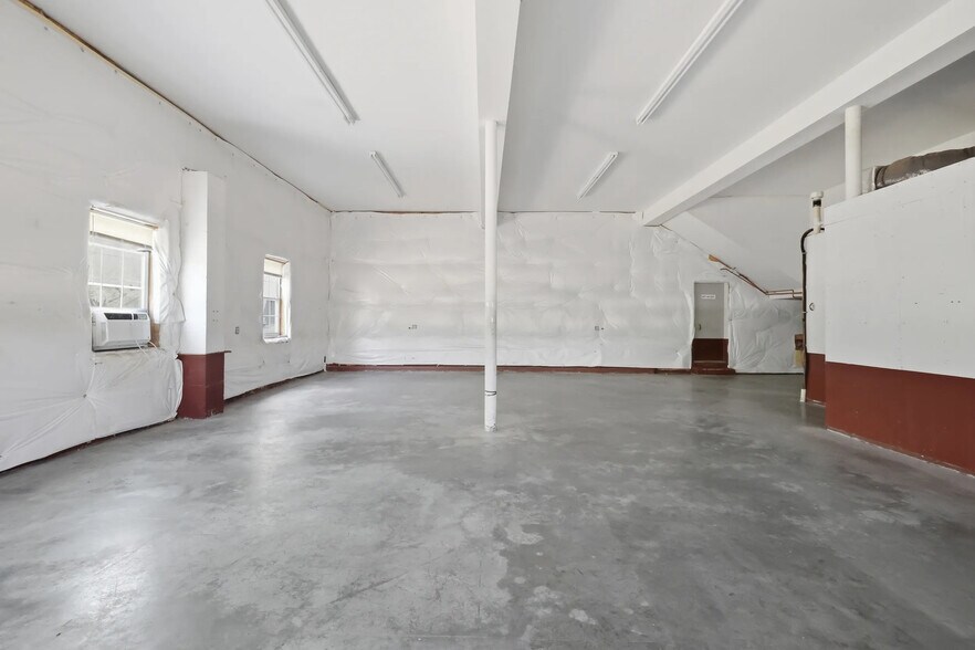 More Photos Of 4 N Berlin Pike, Lovettsville Light Distribution For Lease