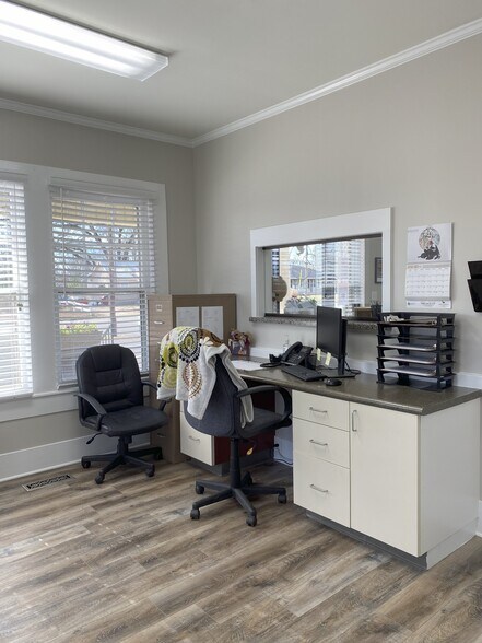 More Photos Of 400 Bexar Ave W, Hamilton Office For Sale