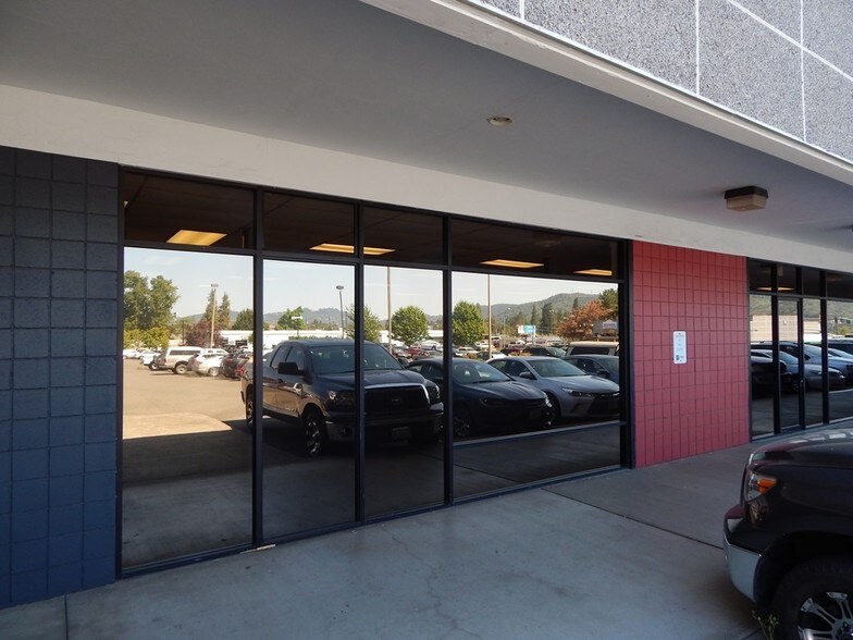More Photos Of 250 NE Garden Valley Blvd, Roseburg General Retail For Lease
