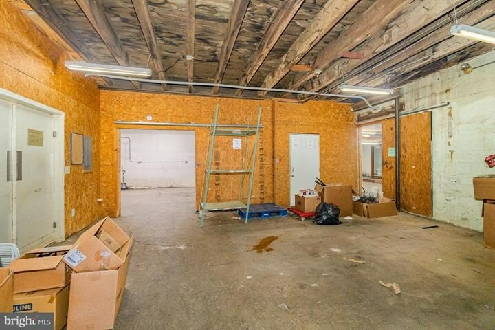 More Photos Of 122 Beech St, Carlisle Light Distribution For Lease