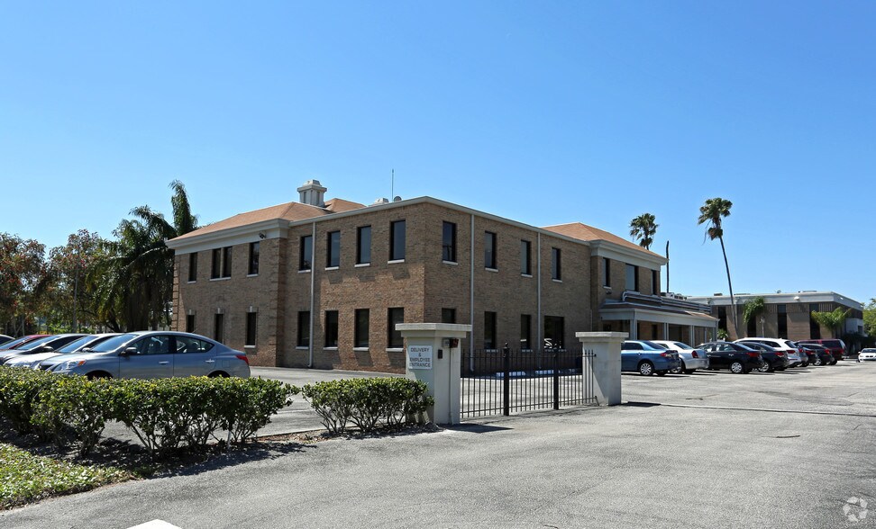 More Photos Of 5501 W Gray St, Tampa Office For Lease