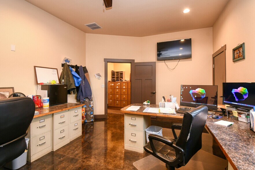 More Photos Of 818 Airport Rd, Pendleton Showroom For Sale